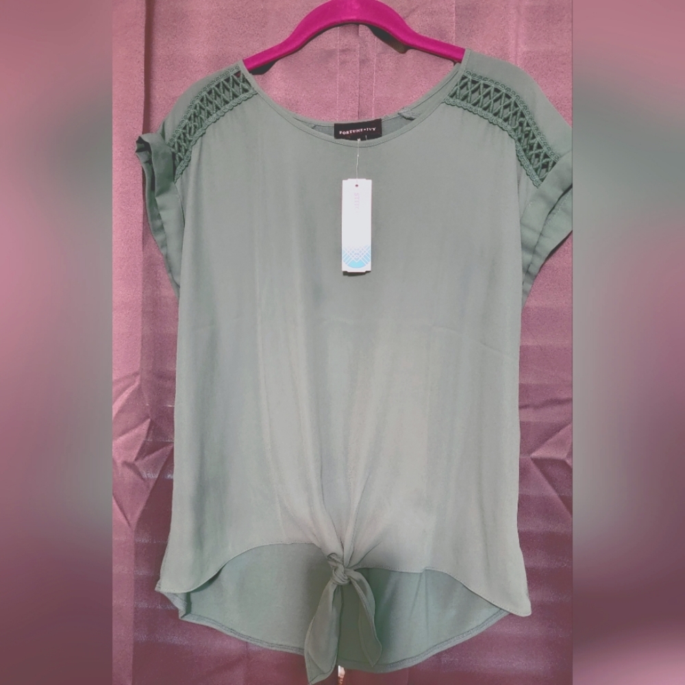 Fortune & Ivy Ladies Green Tie Front Top Size Medium with tags